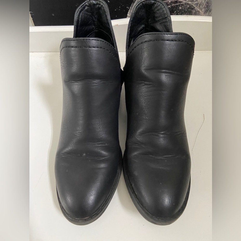 Universal Threads. Black bootie. Size 6. 1” heel.